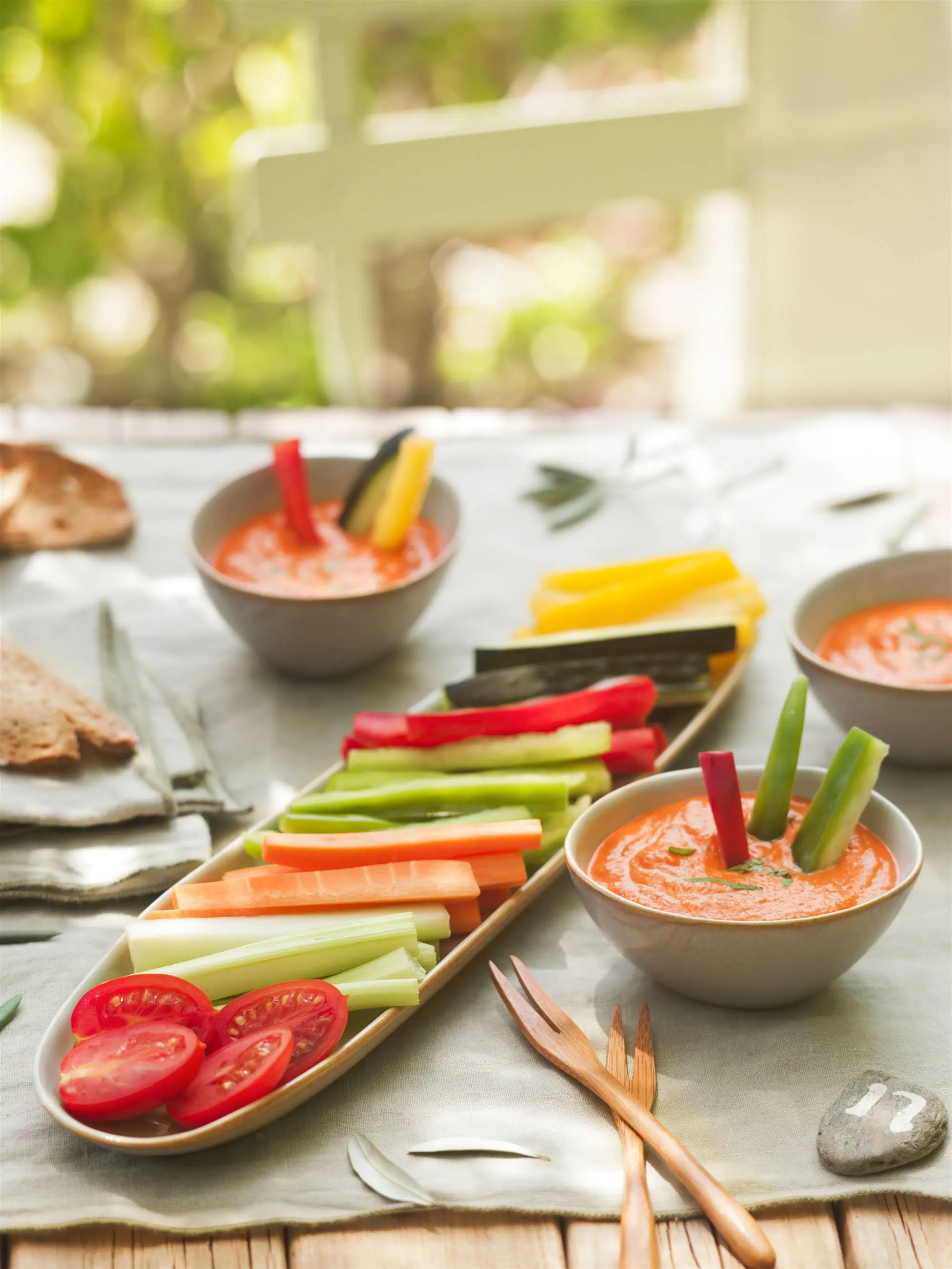 Crudités con crema de pimientos y nueces