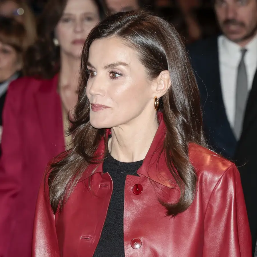 Chaquetas de cuero sí, pero así: Letizia se atreve a combinar un conjunto 'total black' con una pieza imprescindible en el armario