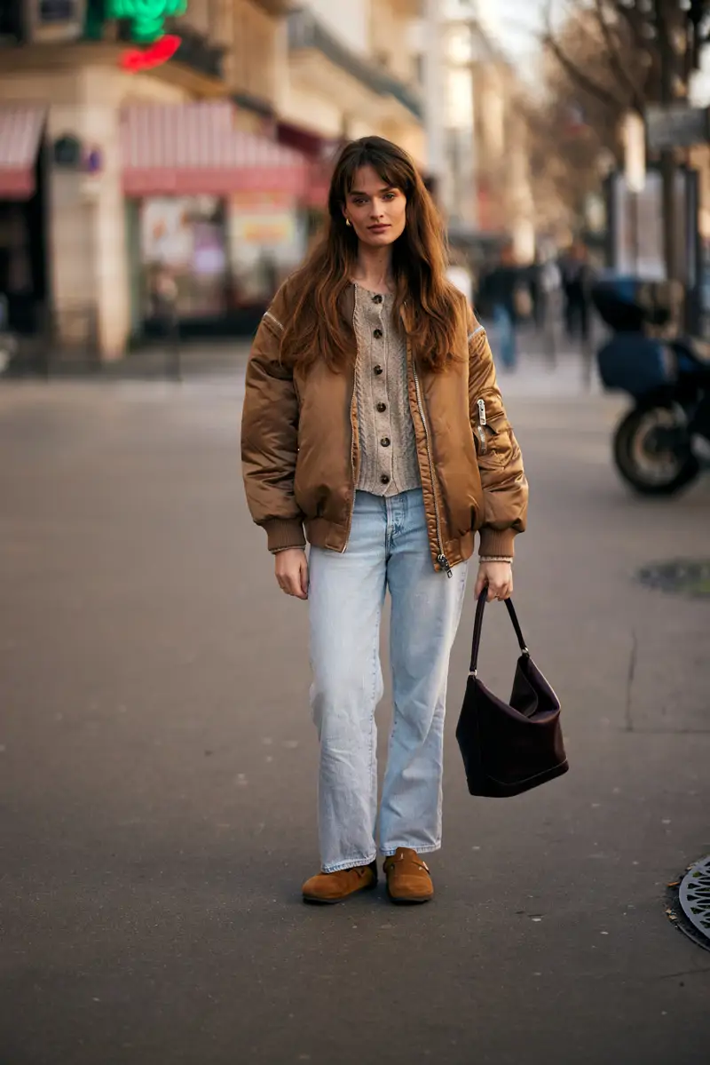 chaleco con chaqueta bomber y vaqueros