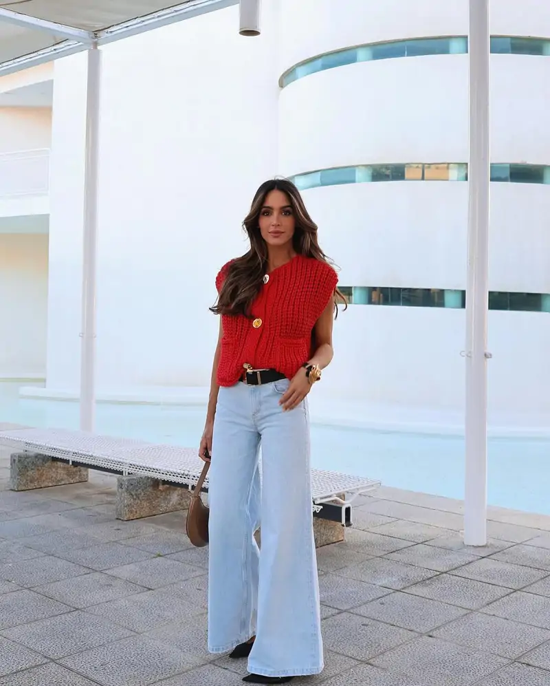 chaleco rojo con pantalon vaquero