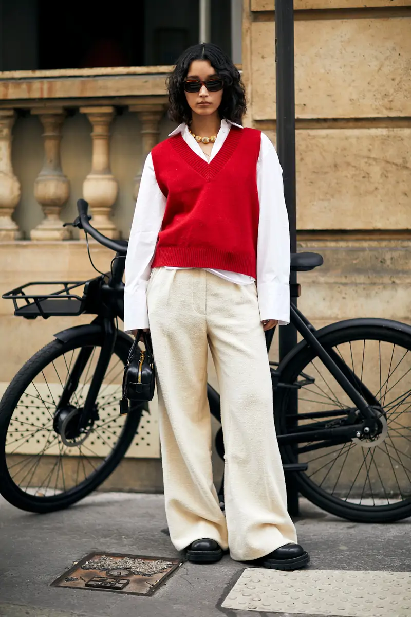 chaleco rojo con total look blanco