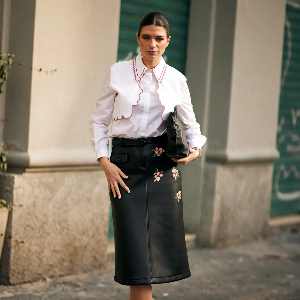 Falda midi con camisa blanca