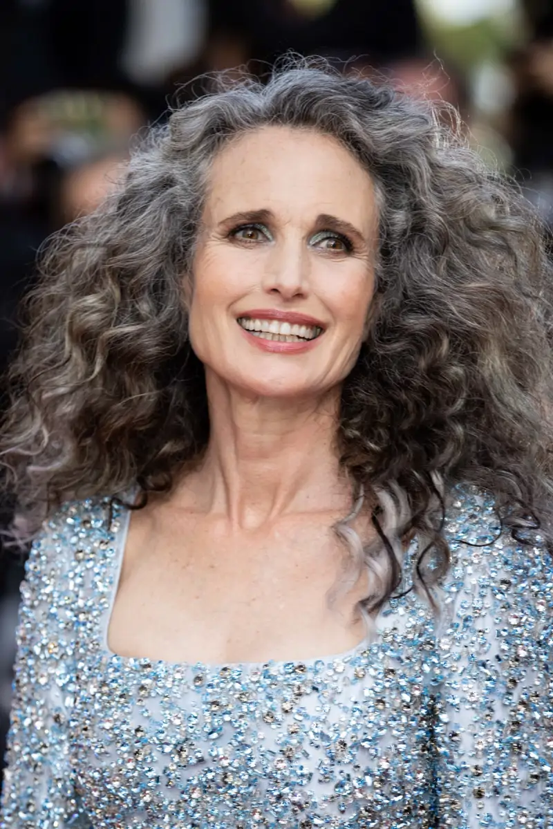 cortes de pelo rizado para mujeres de 60 años Andie MacDowell