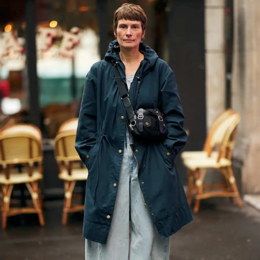 Si echas de menos tener un chubasquero elegante, Lefties tiene un modelo "tipo parka" que te salvará de la lluvia por menos de 30€