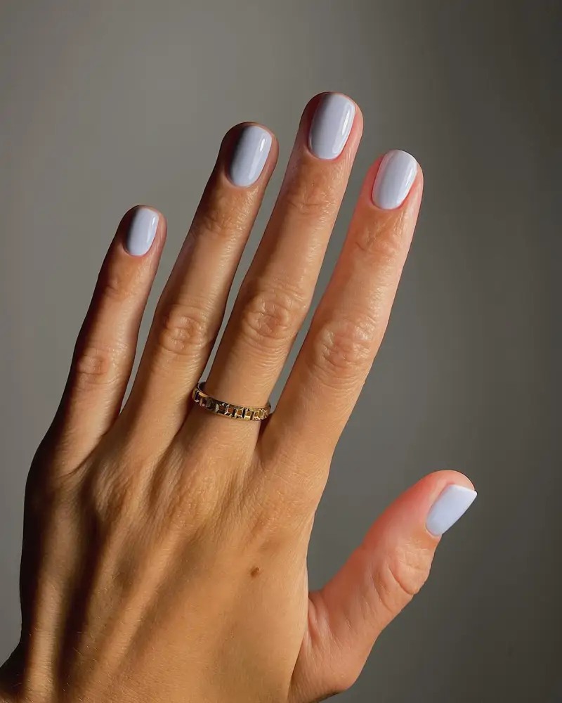 diseños de uñas cortas y elegantes gris pastel