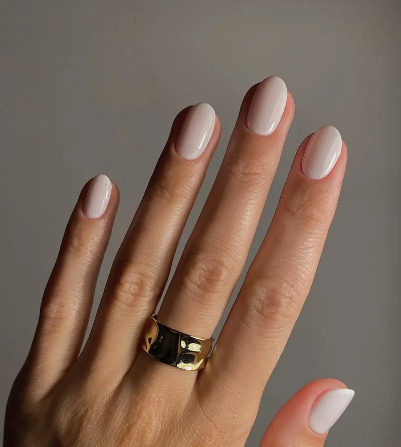 uñas blancas elegantes cortas