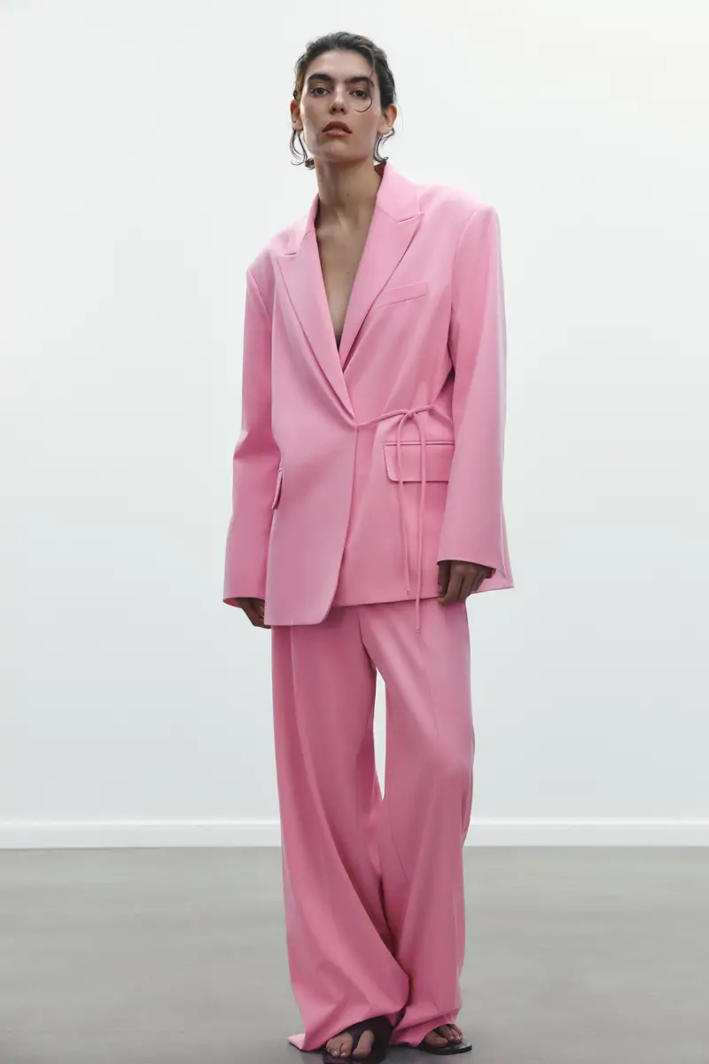 traje rosa zara