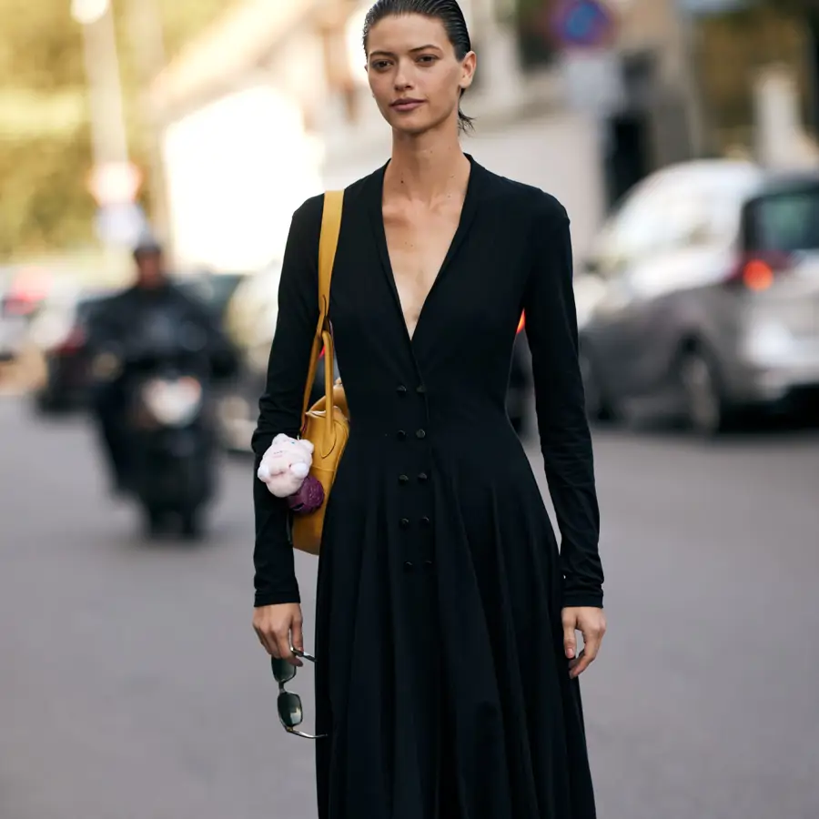 Acaban de llegar a Lefties los vestidos midi más elegantes para combinar con zapatillas en primavera