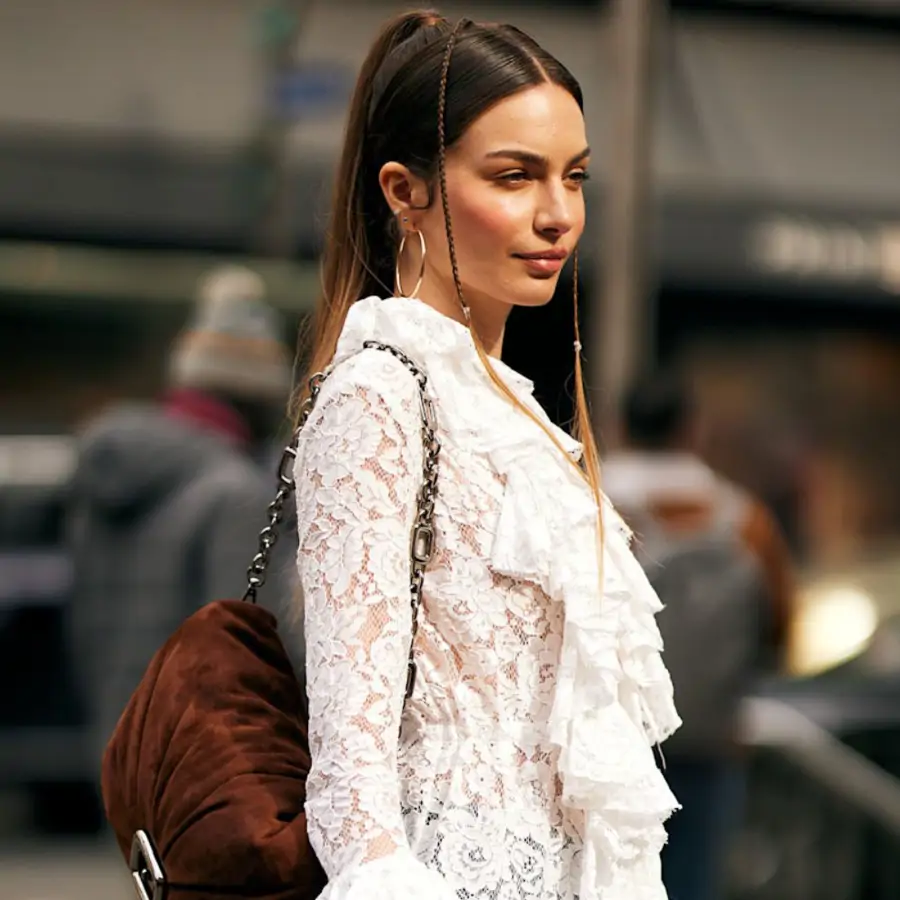 En abril, las blusas boho se llevan con pantalones blancos: 10 looks cómodos y elegantes fáciles de copiar 