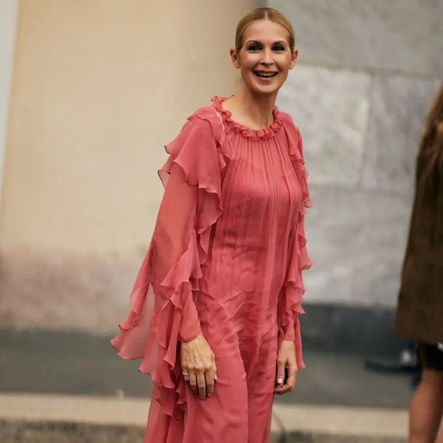 El vestido de las novedades de Zara que agotarán las madres de comunión: muy elegante, cubre brazo y efecto tipazo