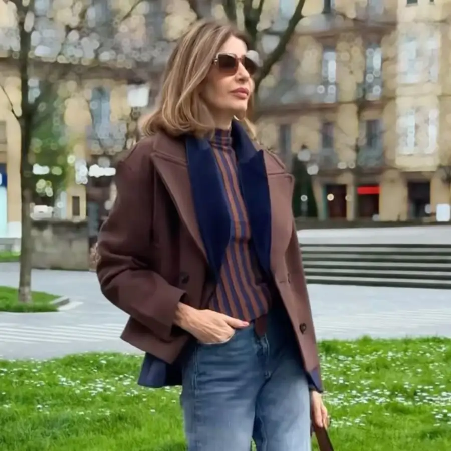 Pilar de Arce, influencer vasca (60 años): “Azul + marrón + jeans es una de mis combinaciones top de este momento. Una combinación de colores que tenía olvidada”