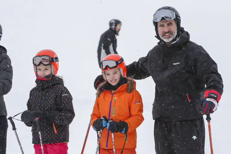 Felipe e hijas esquí