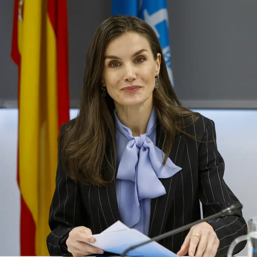 Si tuviera una comunión elegiría la blusa con lazo que Letizia lleva con blazer: en tono pastel y un aire boho elegante