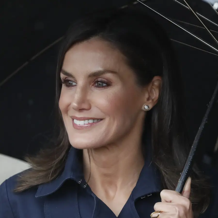 Geox rebaja los botines negros impermeables que Letizia llevó en su look más sobrio y elegante para días de lluvia