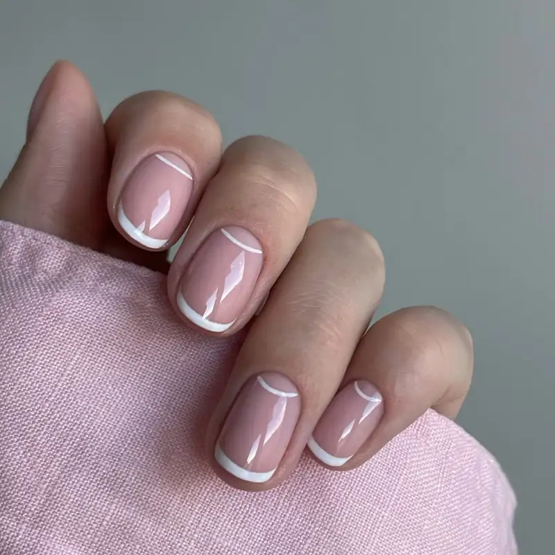 Con media luna minimalista manicura francesa para uñas cortas