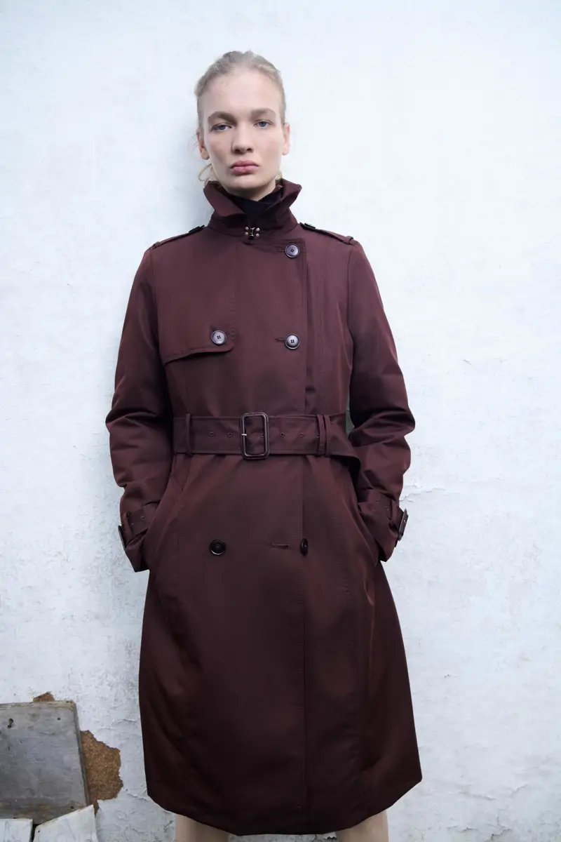 Cazadora trench burdeos de Zara