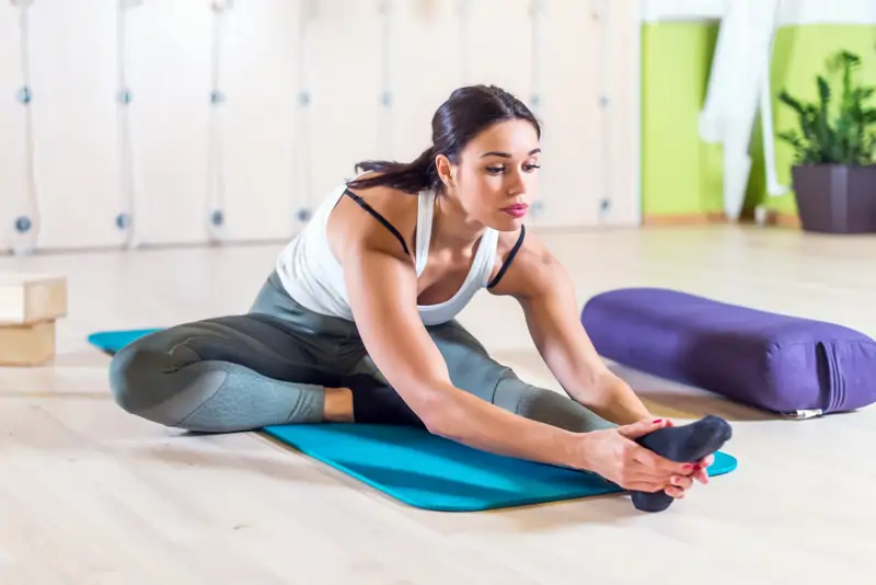 estiramiento pierna pinza yoga pilates
