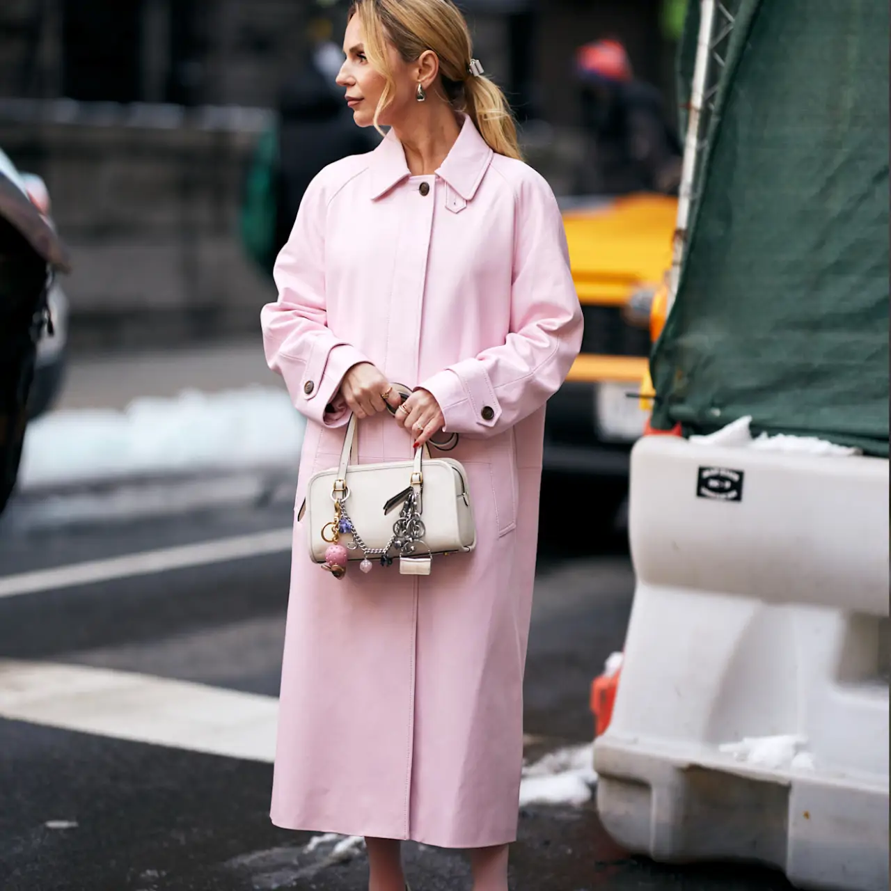 mujer con cazadora larga rosa