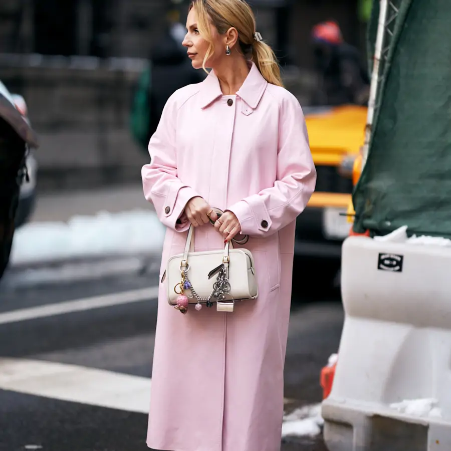 Hoy en Zara de rebajas: el chubasquero moderno y elegante que está triunfando para llevar esta Semana Santa si llueve