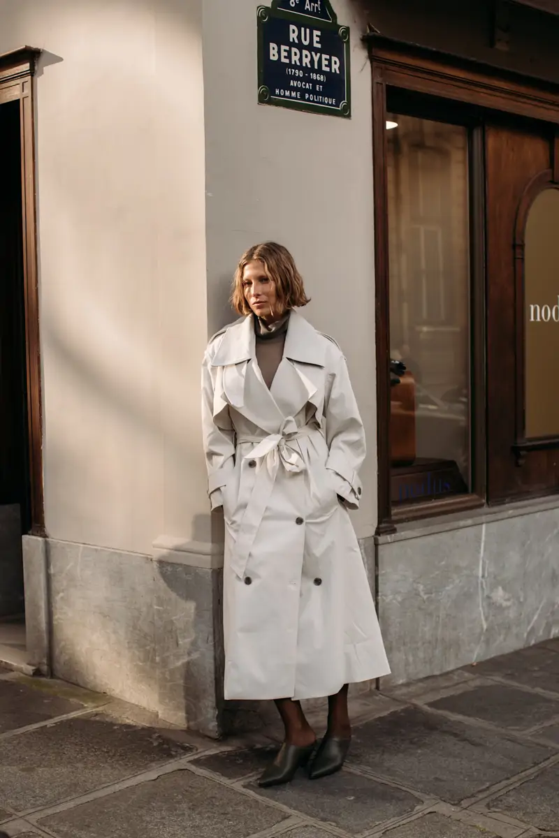 mujer con gabardina gris