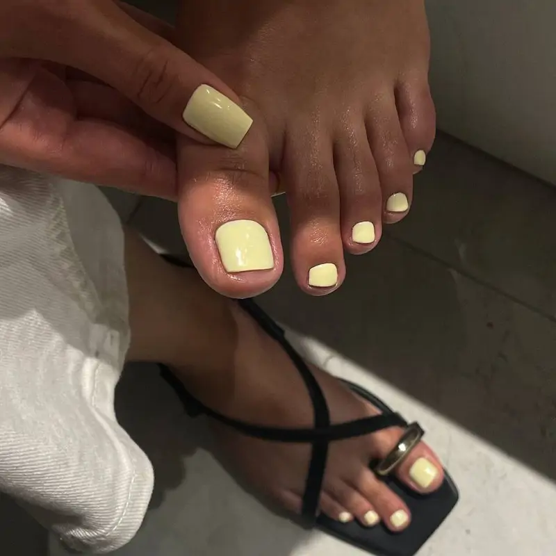 Pedicura color uñas pies primavera amarillo