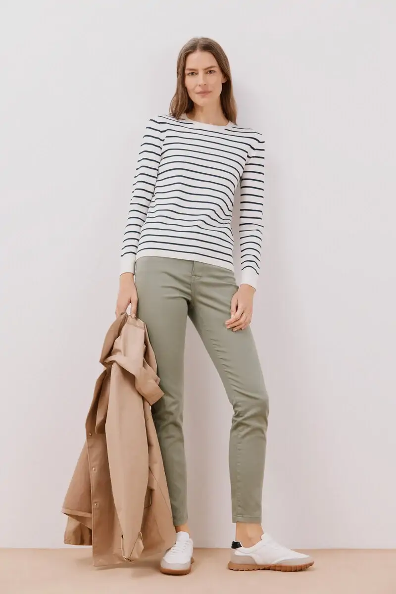 Mujer con pantalones pitillo de Cortefiel