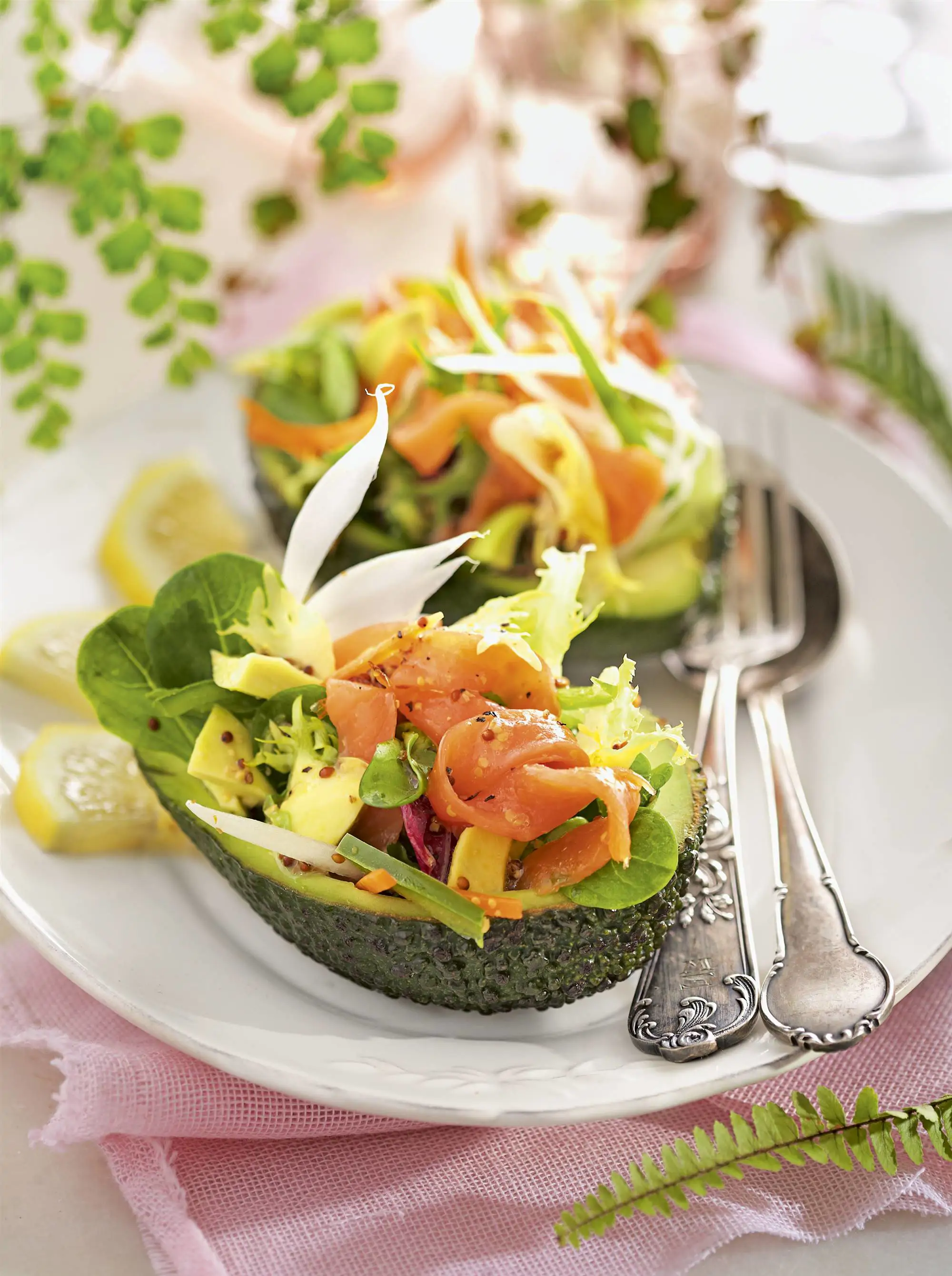 recetas de aguacates rellenos ensalada y salmón