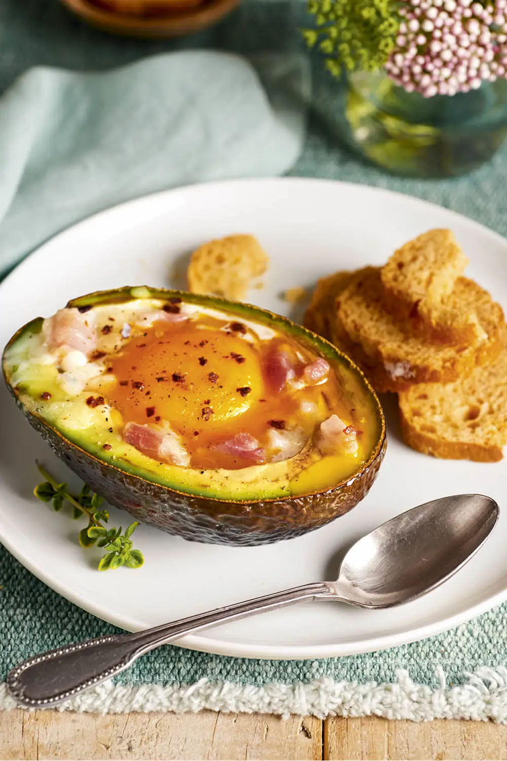 aguacate relleno de huevo y beicon
