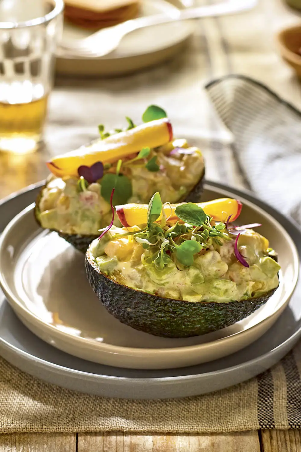 ensaladas con aguacate relleno gambas mango