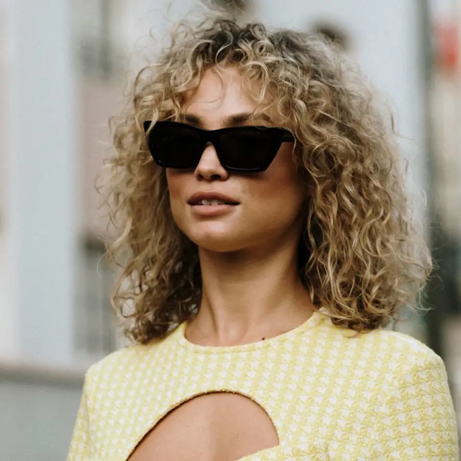 Laura OM, estilista de cabello rizado: "Considera un big chop o recortes graduales para deshacerte de las puntas maltratadas"