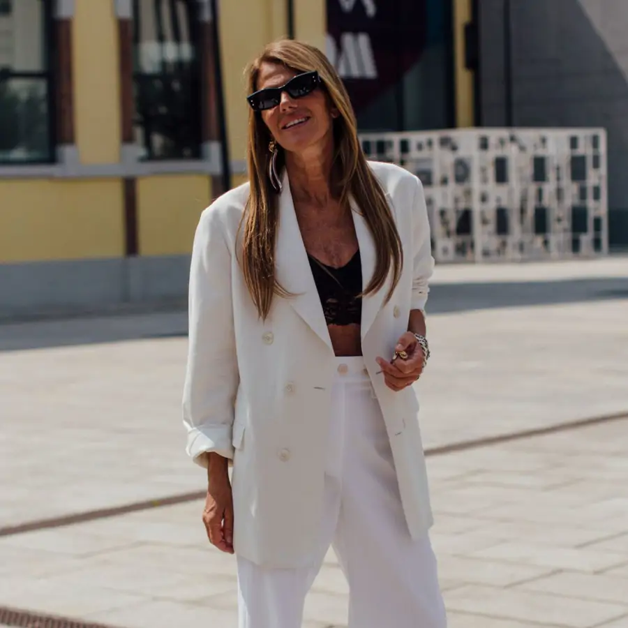 Cómo vestir discreta y juvenil a los 50: looks y trucos que rejuvenecen