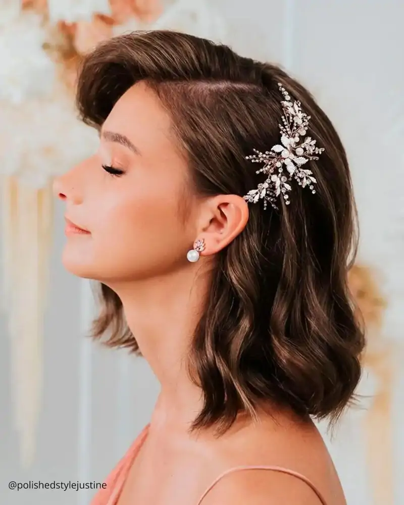 Con raya a un lado y tocado peinados con ondas pelo corto boda