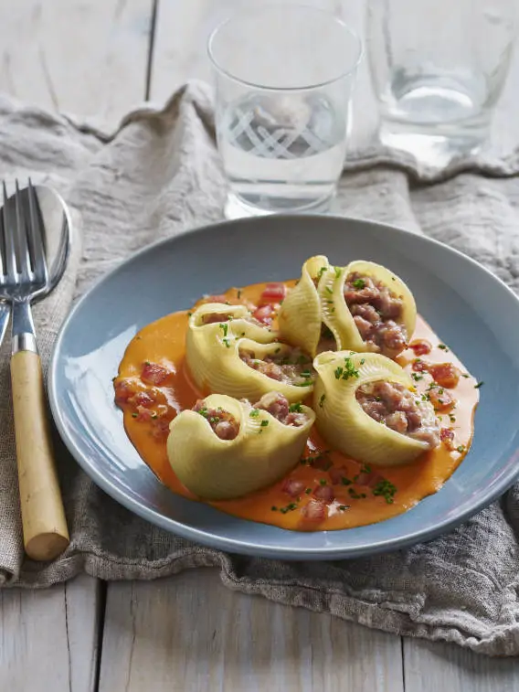 Galets rellenos de carne y beicon con salsa de pimientos