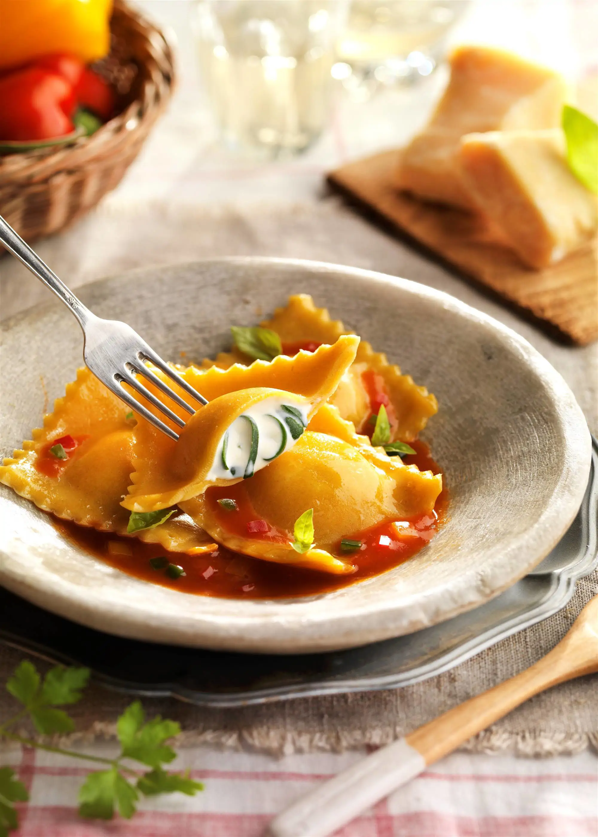 Raviolis con tomate al orégano