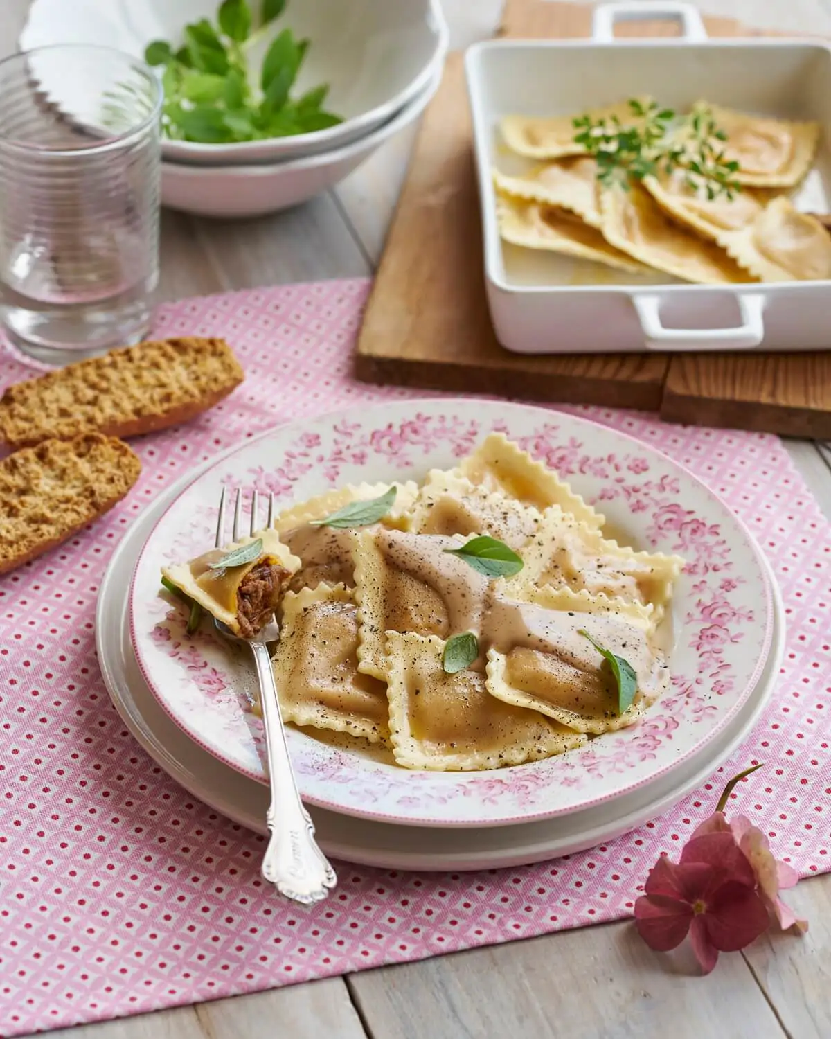 salsas para pastas raviolis de carne con salsa de setas