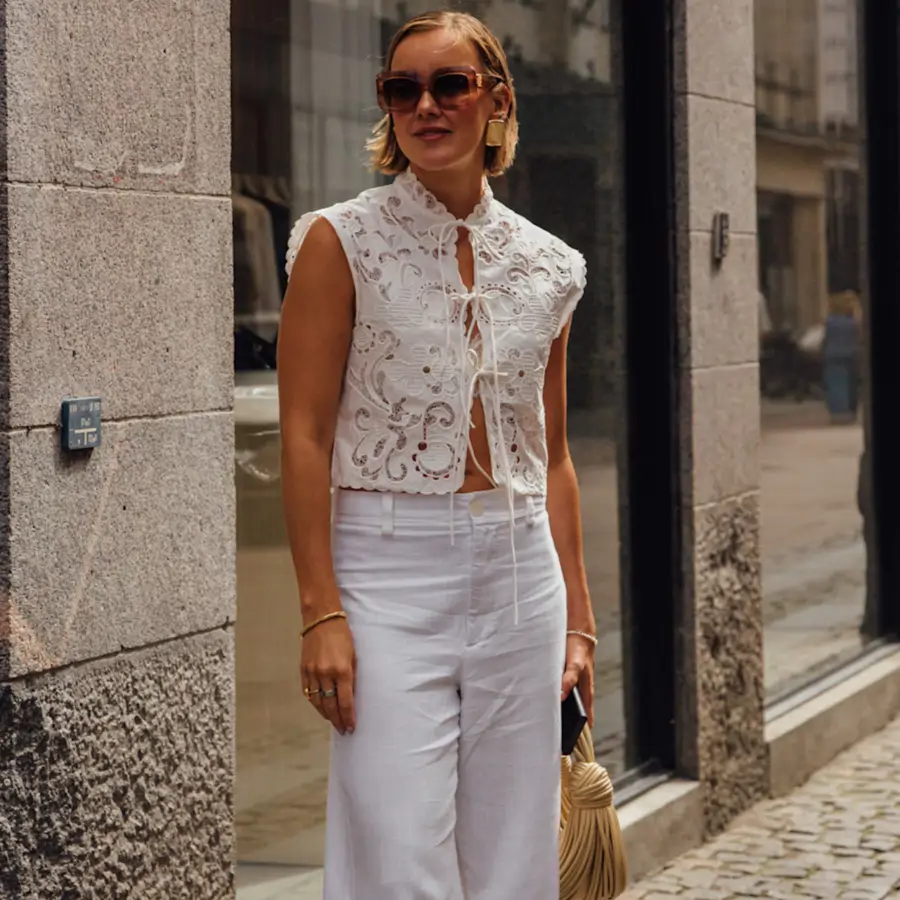 mujer vestida de blanco