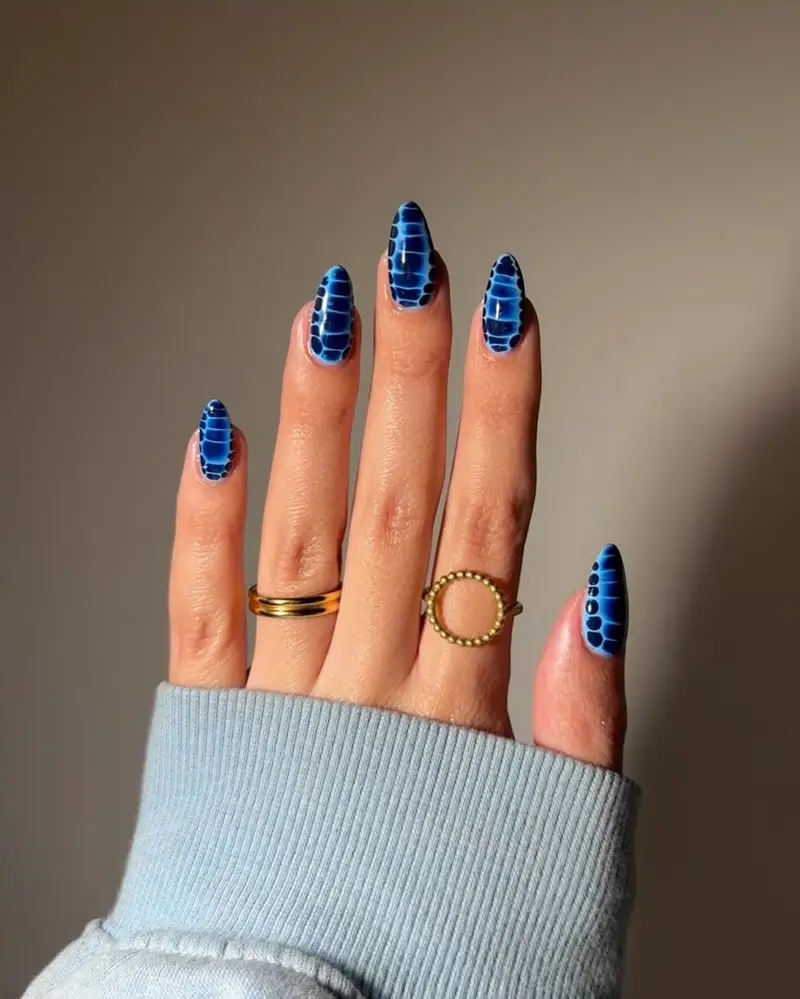 diseños de uñas azules decoradas tie dye