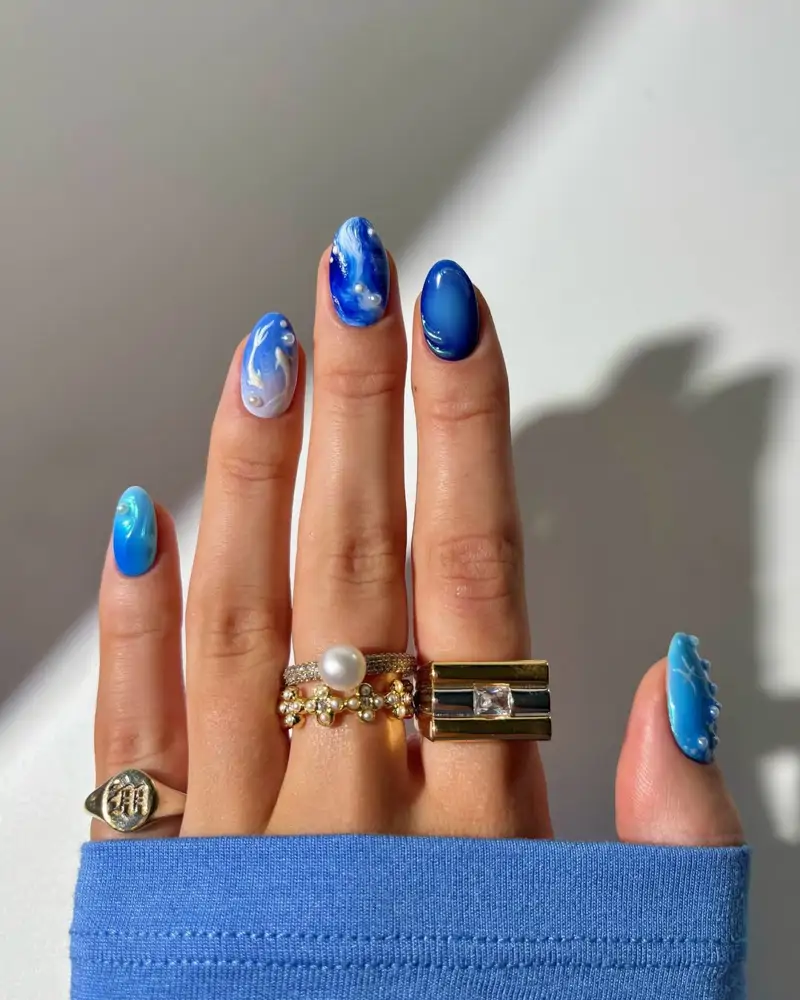 diseños de uñas azules decoradas