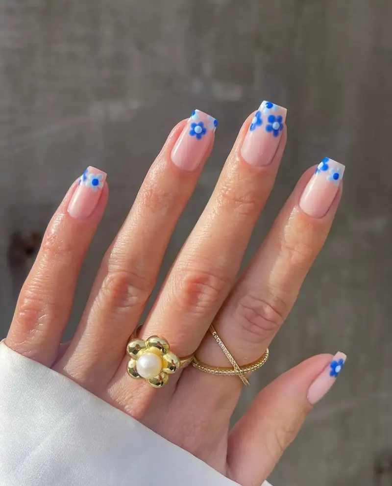 diseños de uñas azules decoradas