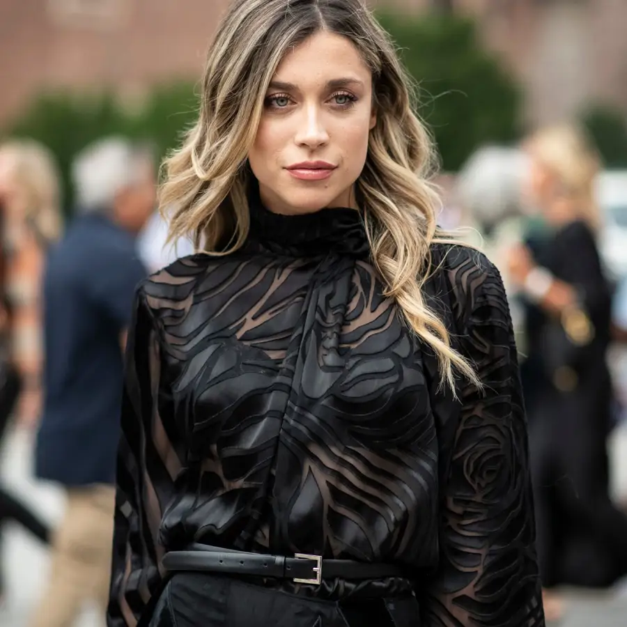 Mango se adelanta al verano con la blusa de crochet negra que lucirán las pijitas más elegantes en sus veladas especiales