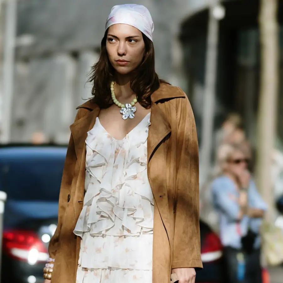 Zara está triunfando con sus "partes de arriba" más elegantes y poco típicas para llevar con vaqueros en primavera