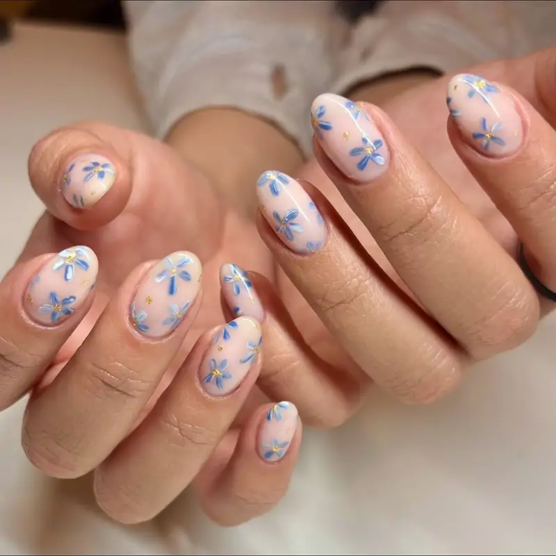 Uñas azul pastel primavera diseños elegantes