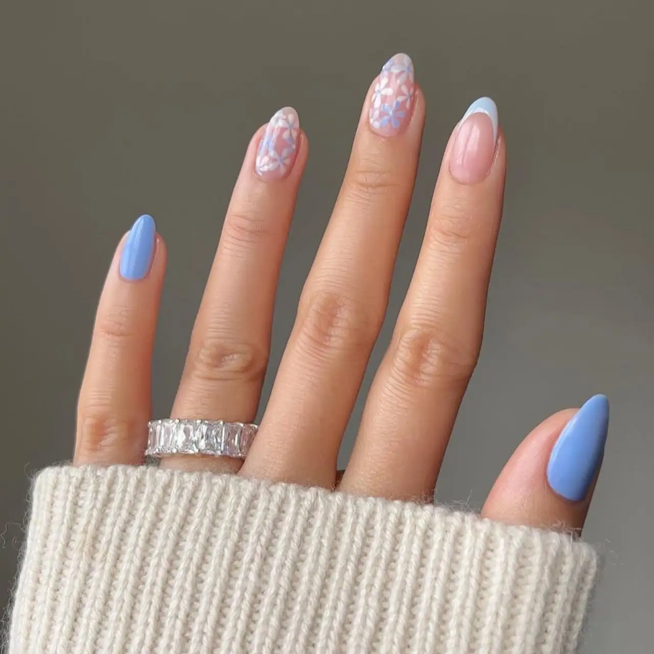 Uñas azul pastel primavera diseños elegantes