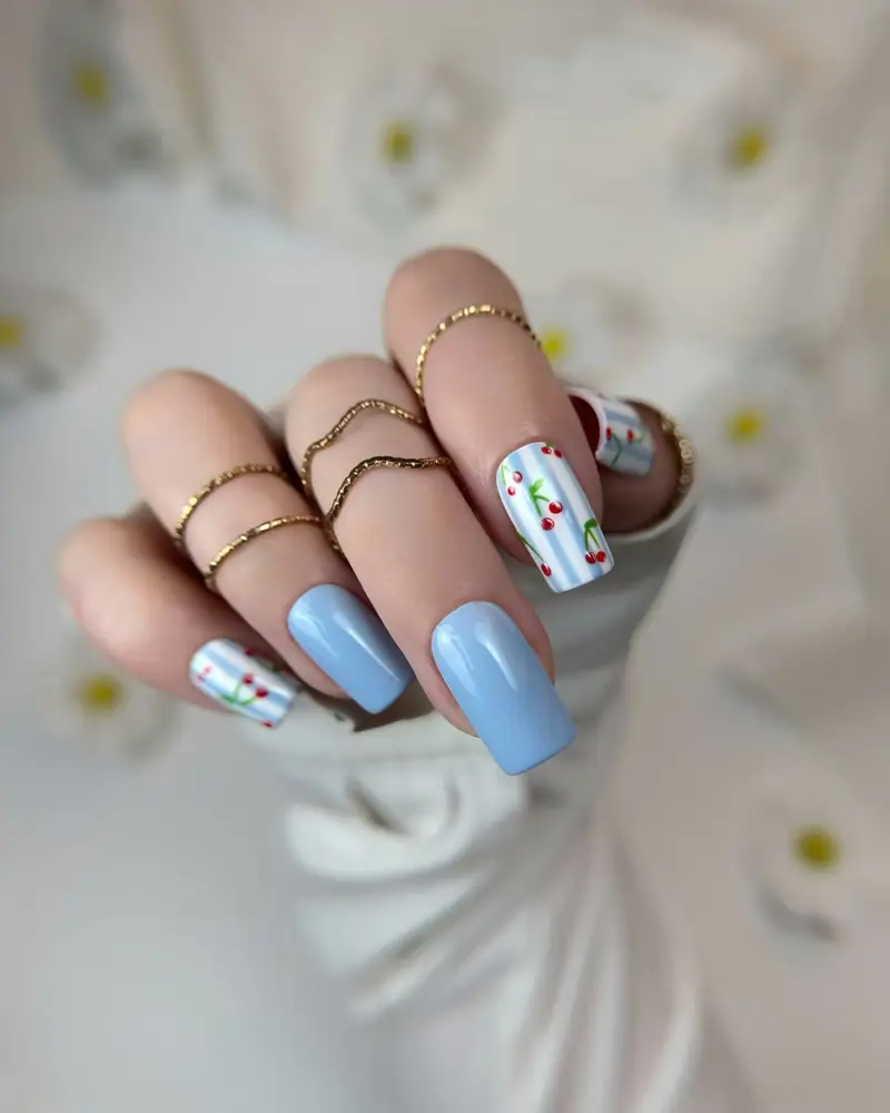 Uñas azul pastel primavera diseños elegantes