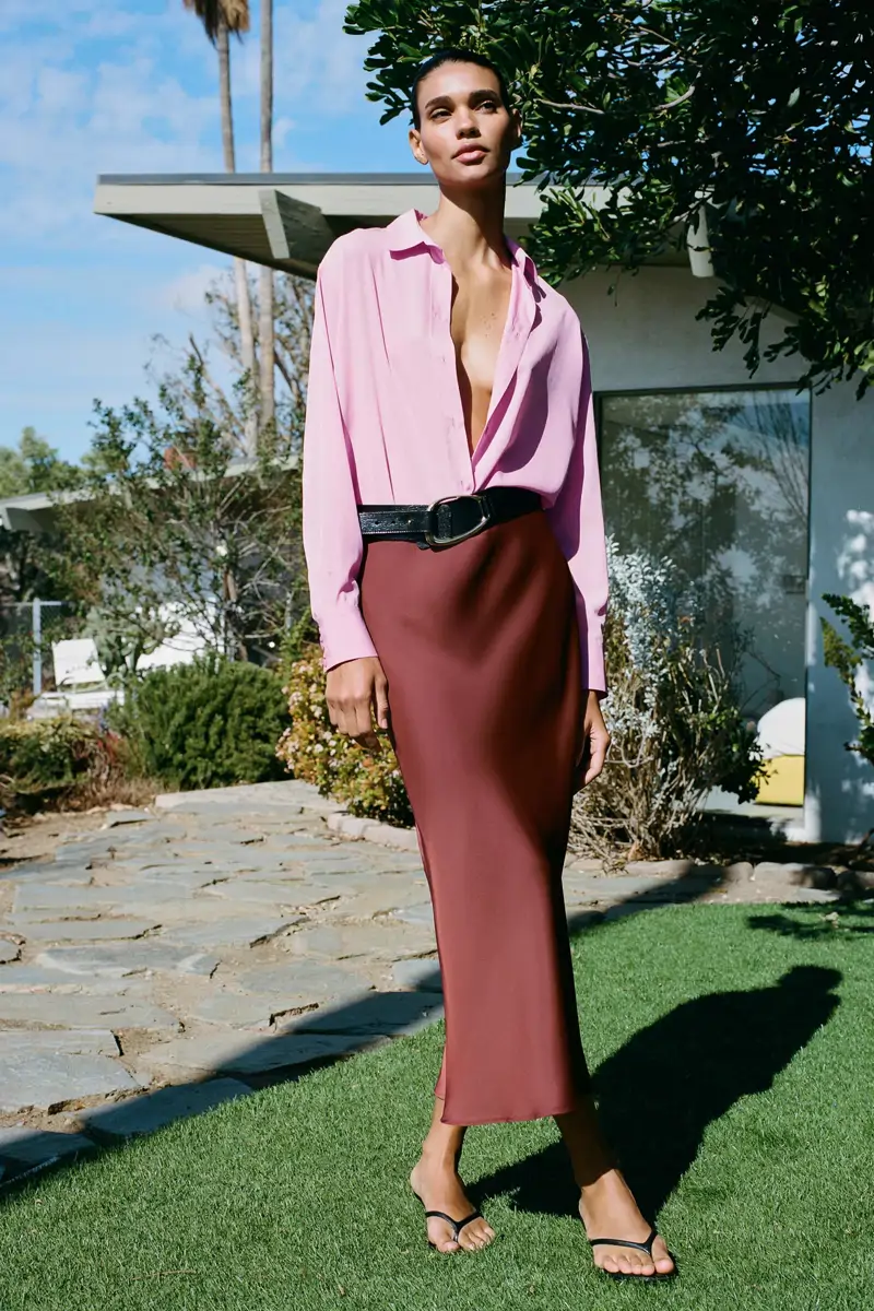 mujer con falda midi Zara