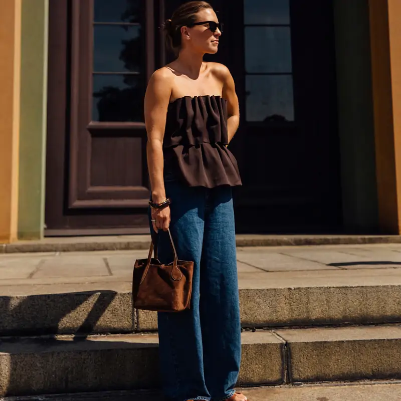 mujer con jeans tiro recto 