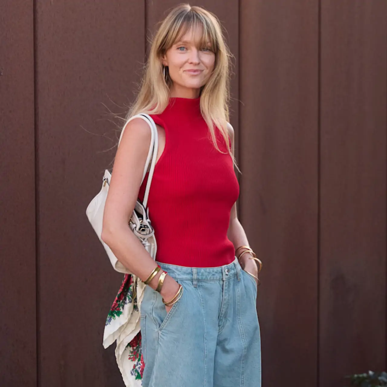 mujer con top rojo 