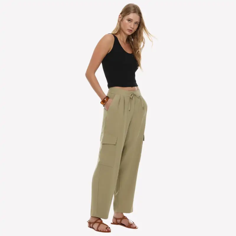 Pantalón cargo con pliegues color caqui (Artículo)