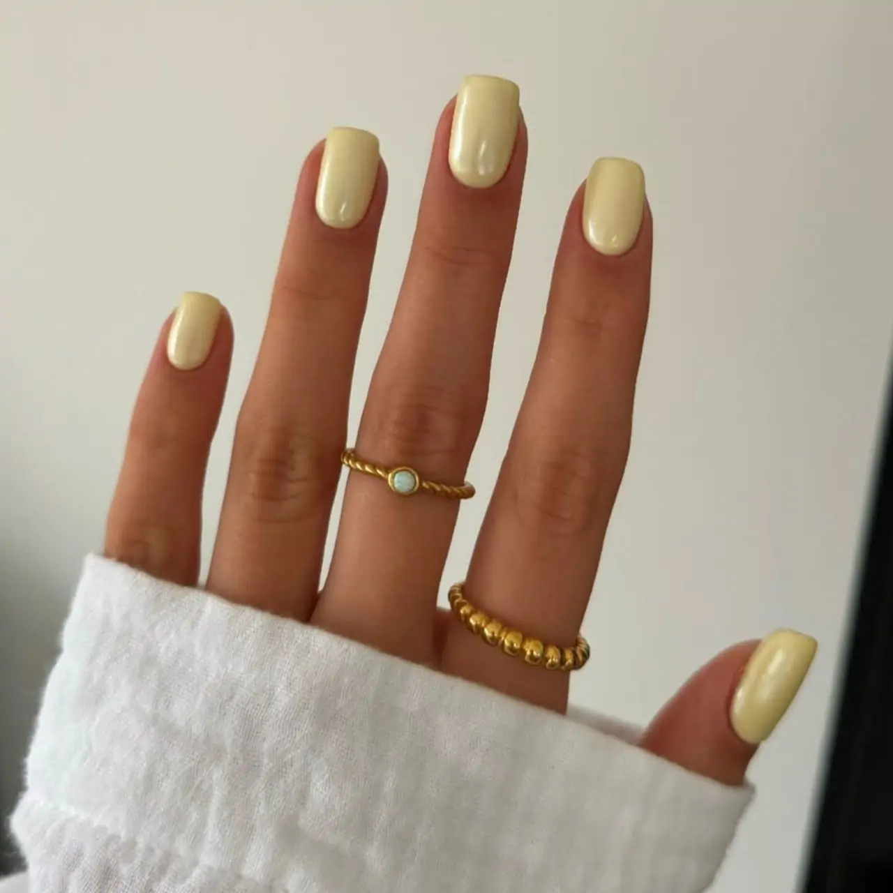 uñas amarillo mantequilla
