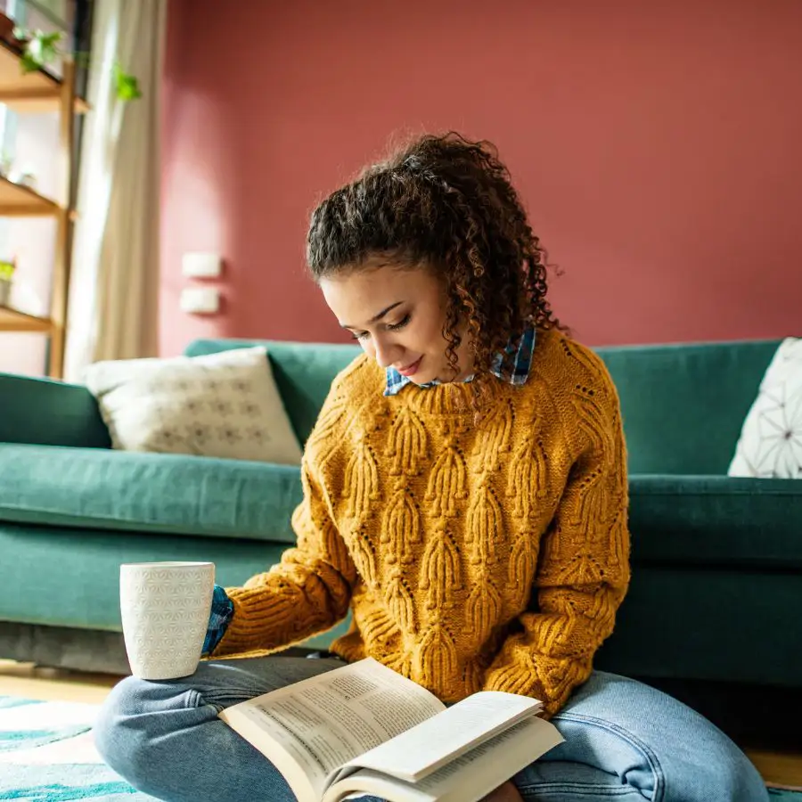 La directora de mi club de lectura con mujeres de entre 20 y 60 años me ha recomendado este libro de romance nada típico: “es como mujercitas, pero en Andalucía”